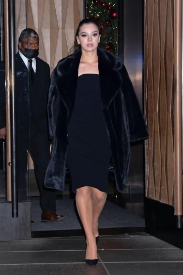 Hailee Steinfeld  nude photo