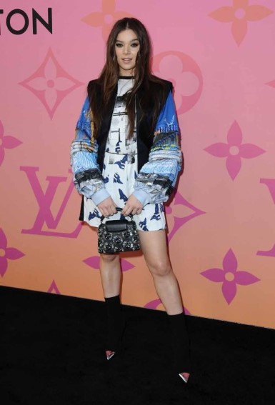 Hailee Steinfeld  nude photo