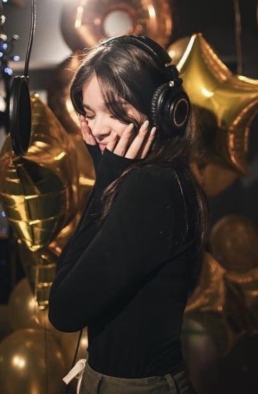 Hailee Steinfeld  nude photo