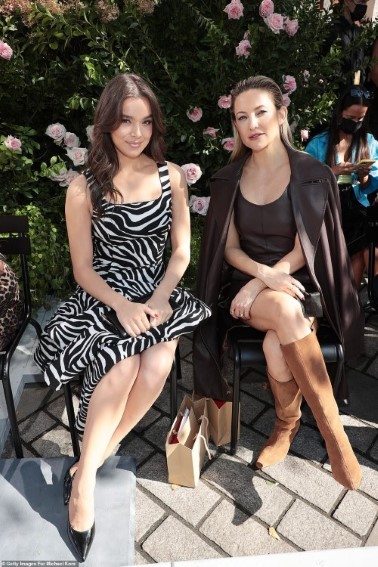 Hailee Steinfeld  nude photo