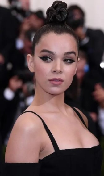 Hailee Steinfeld  nude photo