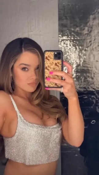 Hailee Steinfeld  nude photo