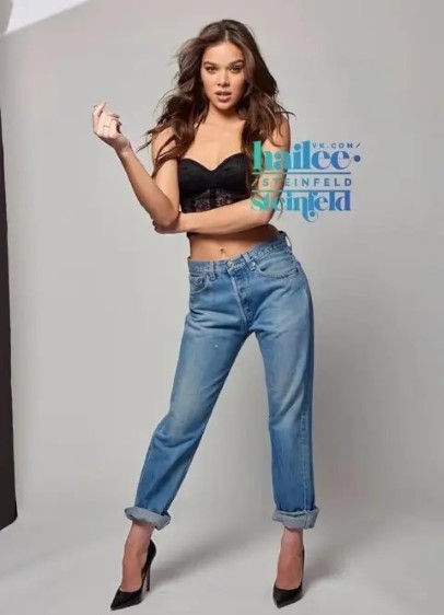 Hailee Steinfeld  nude photo