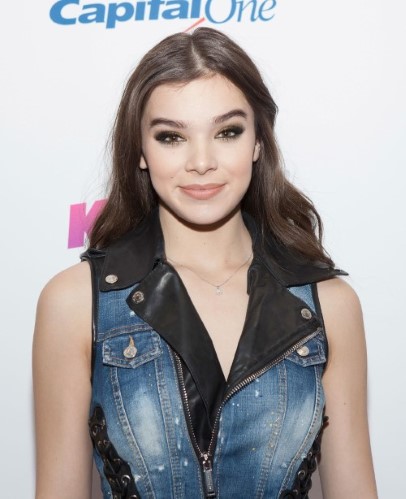 Hailee Steinfeld  nude photo