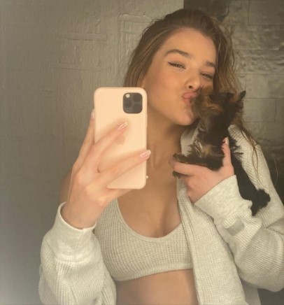 Hailee Steinfeld  nude photo