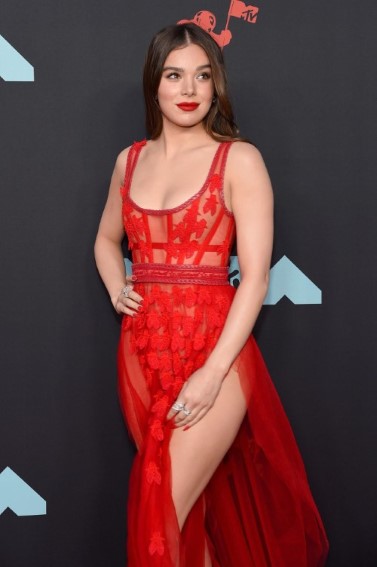 Hailee Steinfeld  nude photo