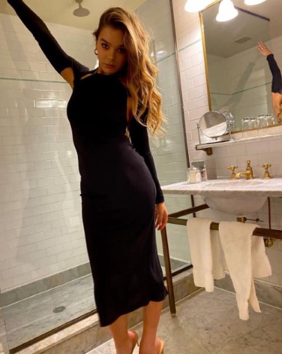 Hailee Steinfeld  nude photo