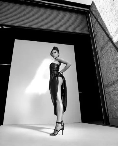 Hailee Steinfeld  nude photo