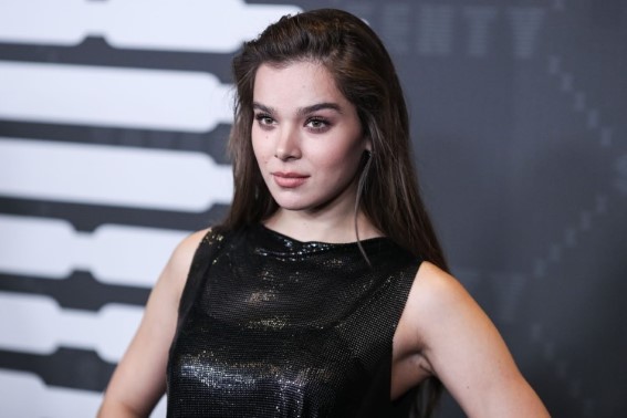 Hailee Steinfeld  nude photo