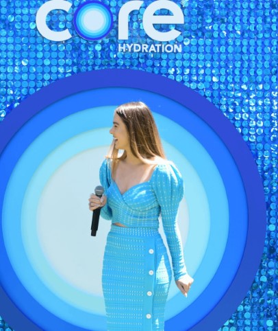 Hailee Steinfeld  nude photo