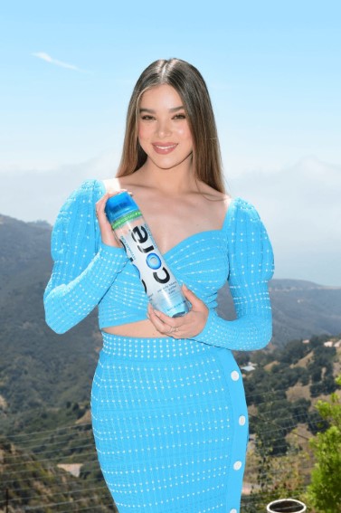 Hailee Steinfeld  nude photo