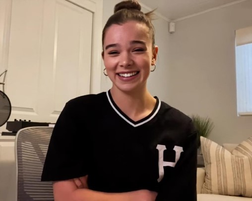 Hailee Steinfeld  nude photo