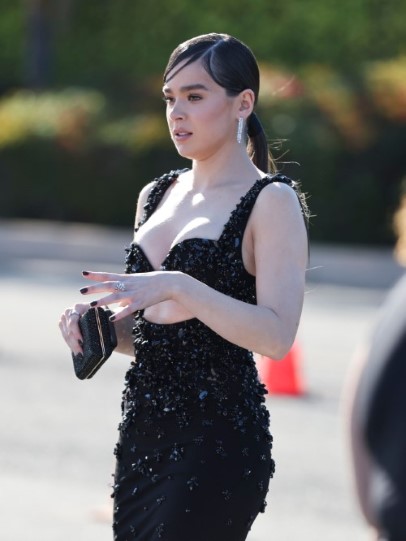 Hailee Steinfeld  nude photo