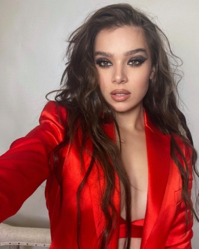Hailee Steinfeld  nude photo