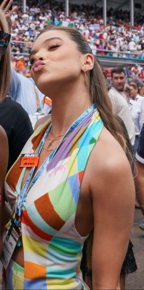 Hailee Steinfeld  nude photo