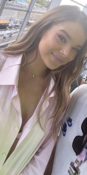 Hailee Steinfeld  nude photo