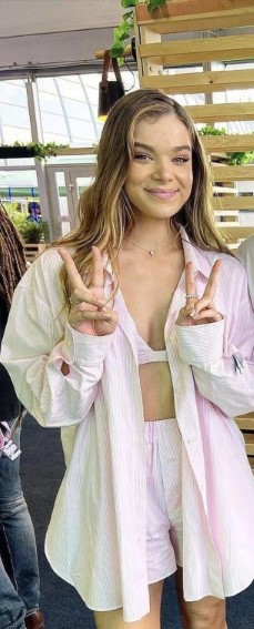 Hailee Steinfeld  nude photo