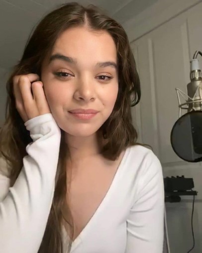 Hailee Steinfeld  nude photo