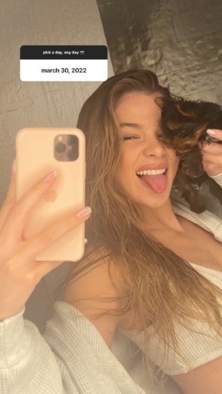 Hailee Steinfeld  nude photo