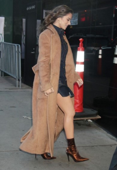 Hailee Steinfeld  nude photo