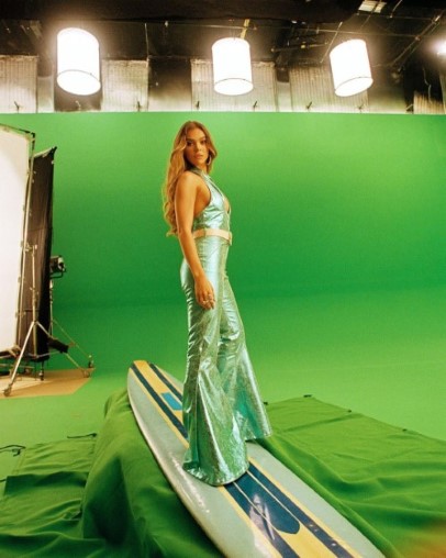 Hailee Steinfeld  nude photo