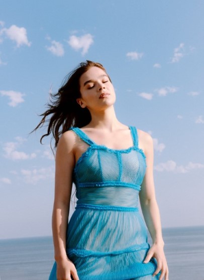 Hailee Steinfeld  nude photo