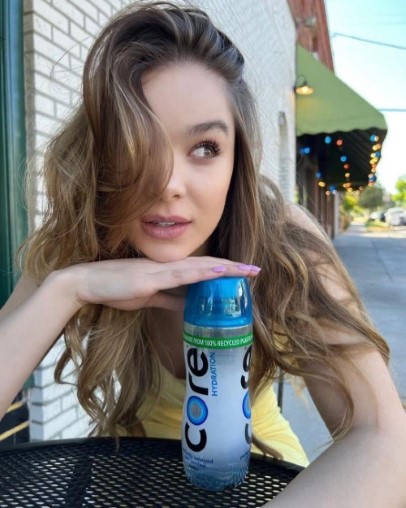 Hailee Steinfeld  nude photo