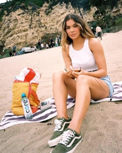 Hailee Steinfeld  nude photo