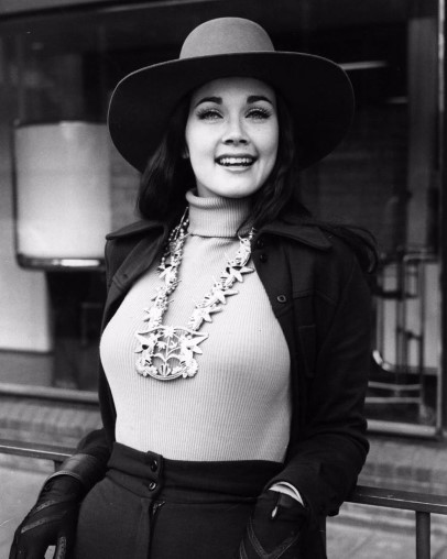 Lynda Carter  nude photo