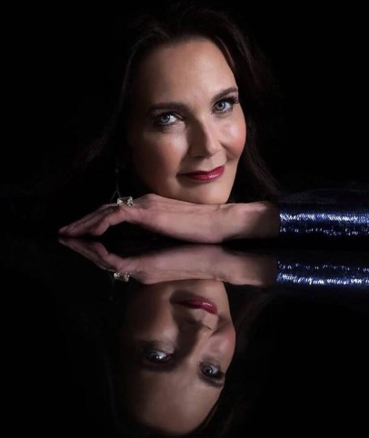 Lynda Carter  nude photo