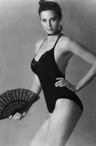 Lynda Carter  nude photo