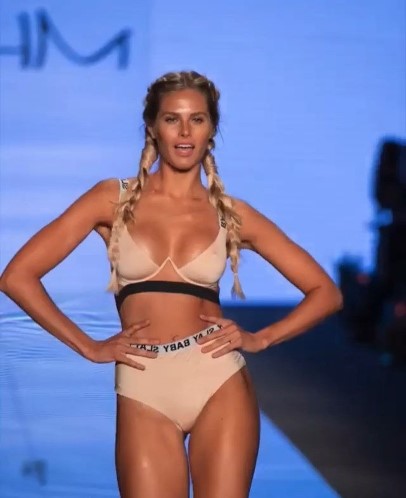 Natalie Roser  nude photo