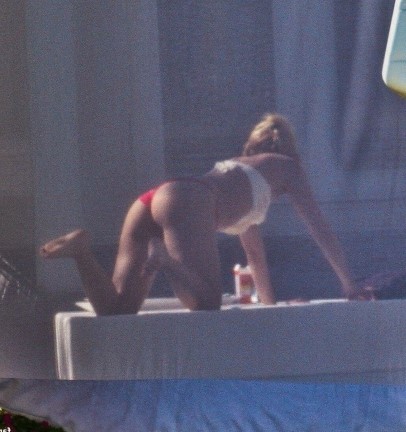 Shakira  nude photo