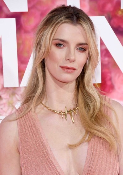 Betty Gilpin  nude photo