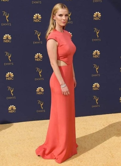 Betty Gilpin  nude photo