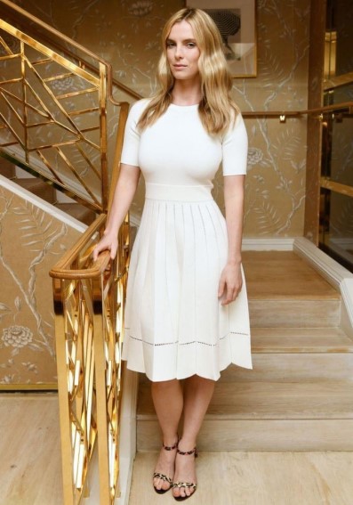 Betty Gilpin  nude photo