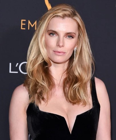 Betty Gilpin  nude photo