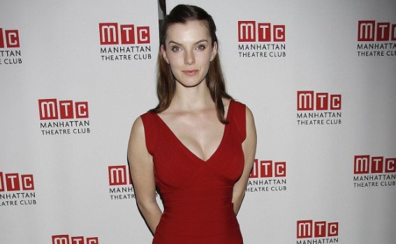 Betty Gilpin nude photo