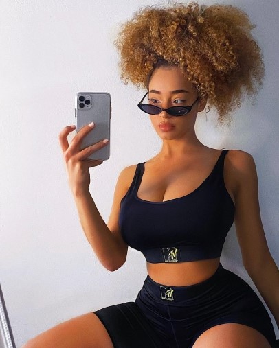 Dana Curly  nude photo