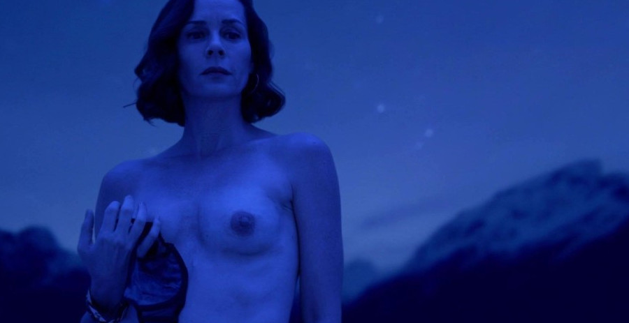 Embeth Davidtz Naked  nude photo