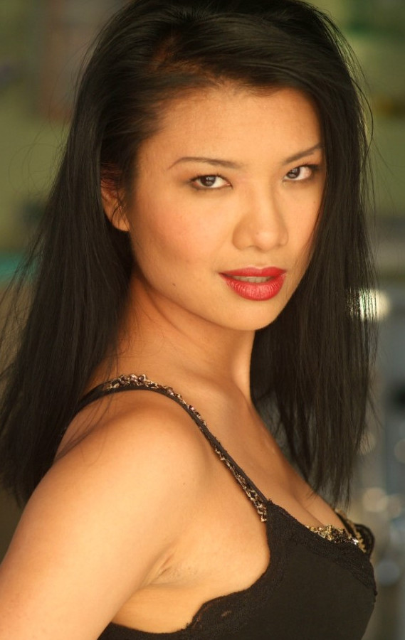 Gwendoline Yeo  nude photo