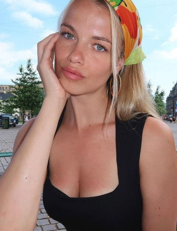 Hailey Clauson  nude photo