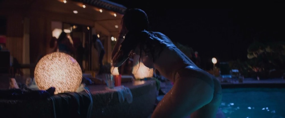 Kaitlyn Dever Hot Booty In Wet Bikini Sexy Scene  nude photo