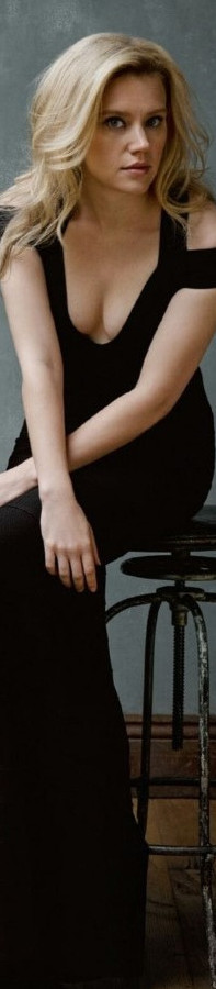Kate McKinnon Tits Cleavage  nude photo