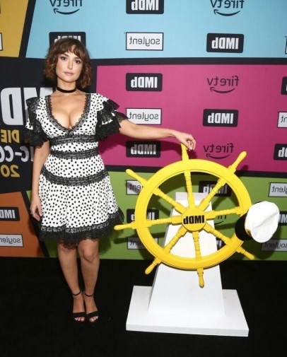 Milana Vayntrub  nude photo