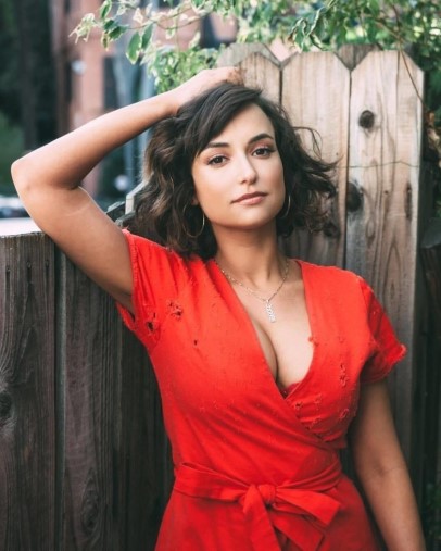 Milana Vayntrub  nude photo