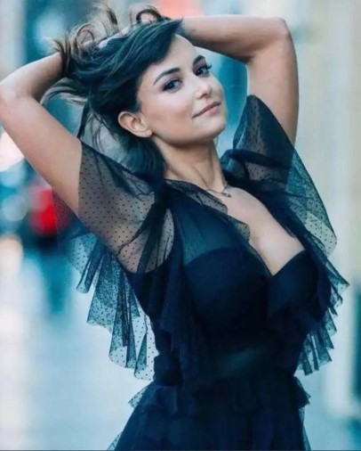 Milana Vayntrub  nude photo