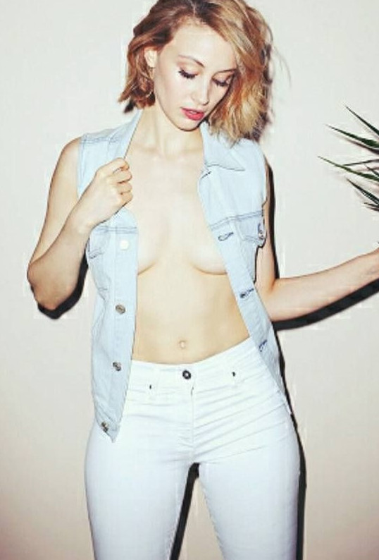 Sarah Gadon Braless Sexy Actress  nude photo
