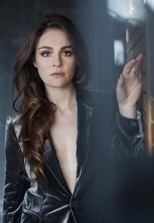 Sophie Skelton  nude photo