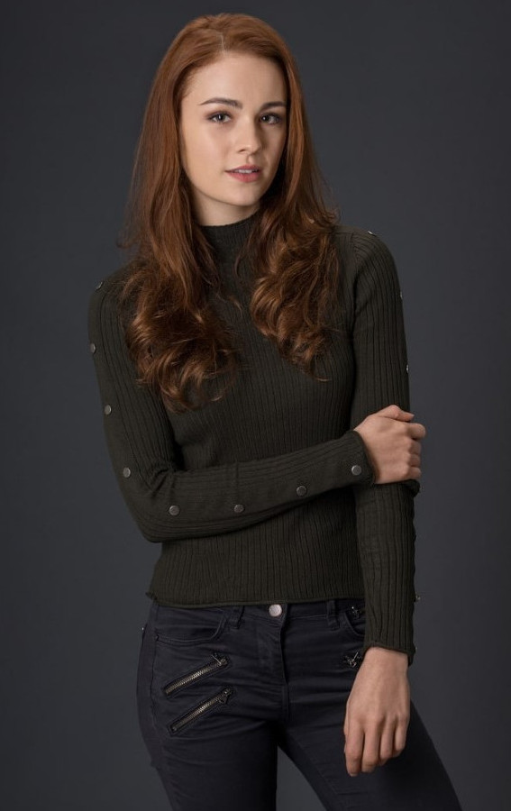 Sophie Skelton Hot Actress  nude photo